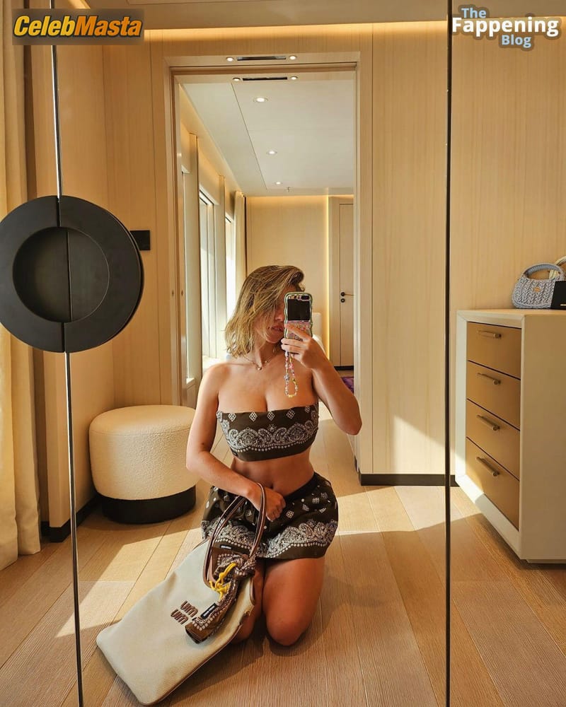 Sydney Sweeney Sexy Sizzles In Sensual Selfies Photo Gallery photo 4