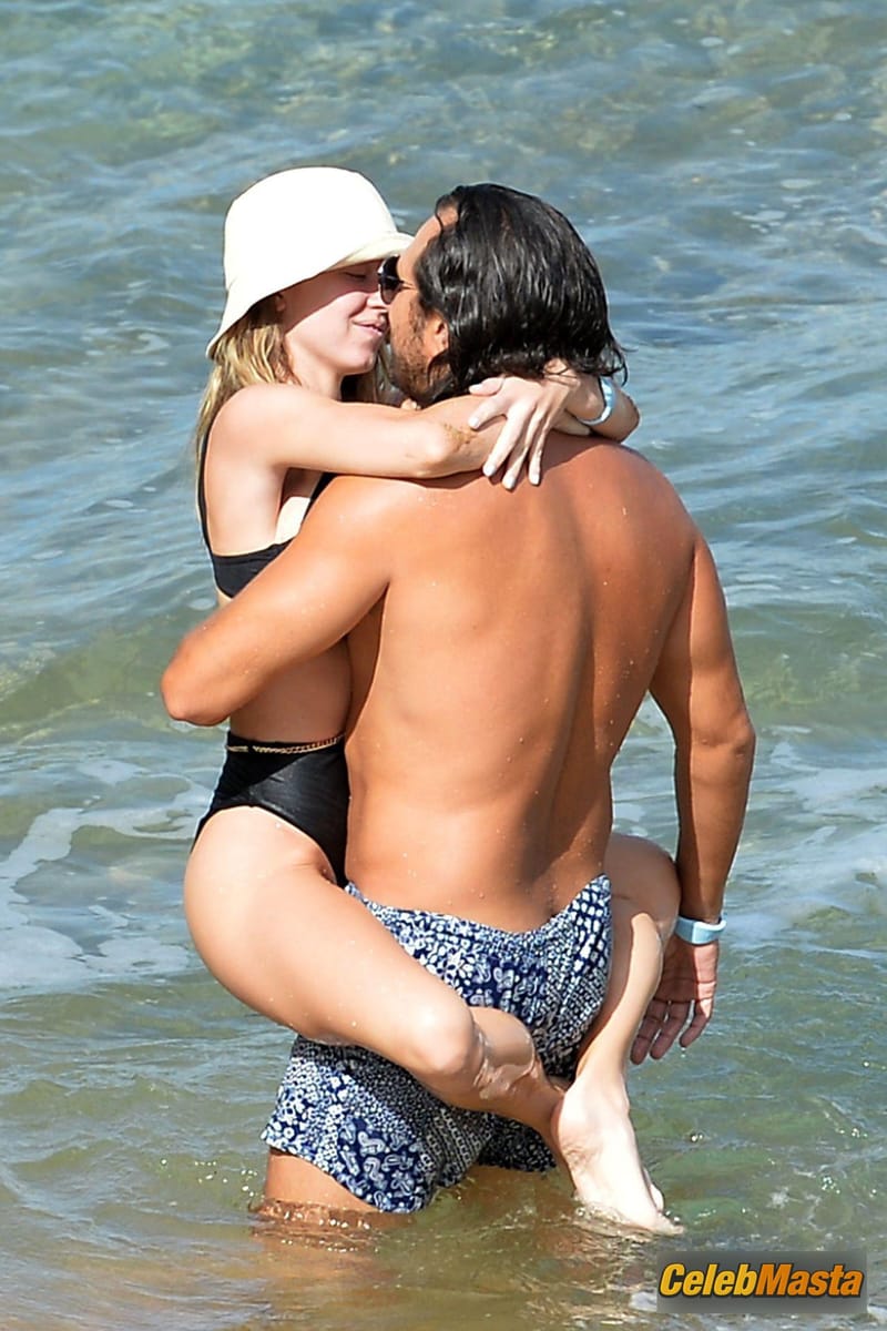 Sydney Sweeney Sexy with a Mystery Man in Hawaii Photo Gallery photo 4