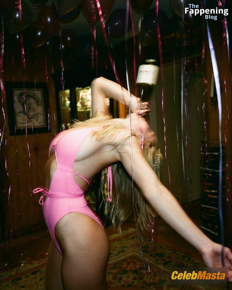 Sydney Sweeney Sizzles In Sexy Photoshoot in bikini photo 4