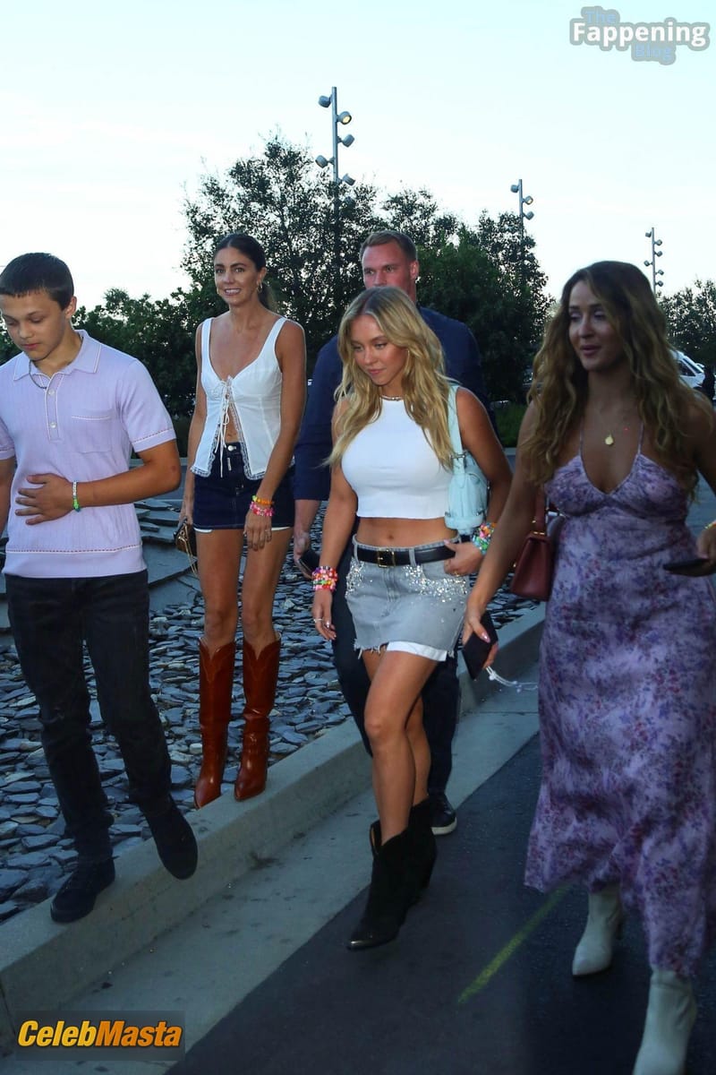 Sydney Sweeney Sizzles At Taylor Swift’s Last La Performance Photo Gallery photo 2