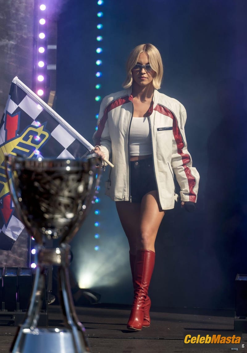 Sydney Sweeney Sexy Stuns At The NASCAR Phoenix Cup Series Championship Race In Arizona Photo Gallery photo 3