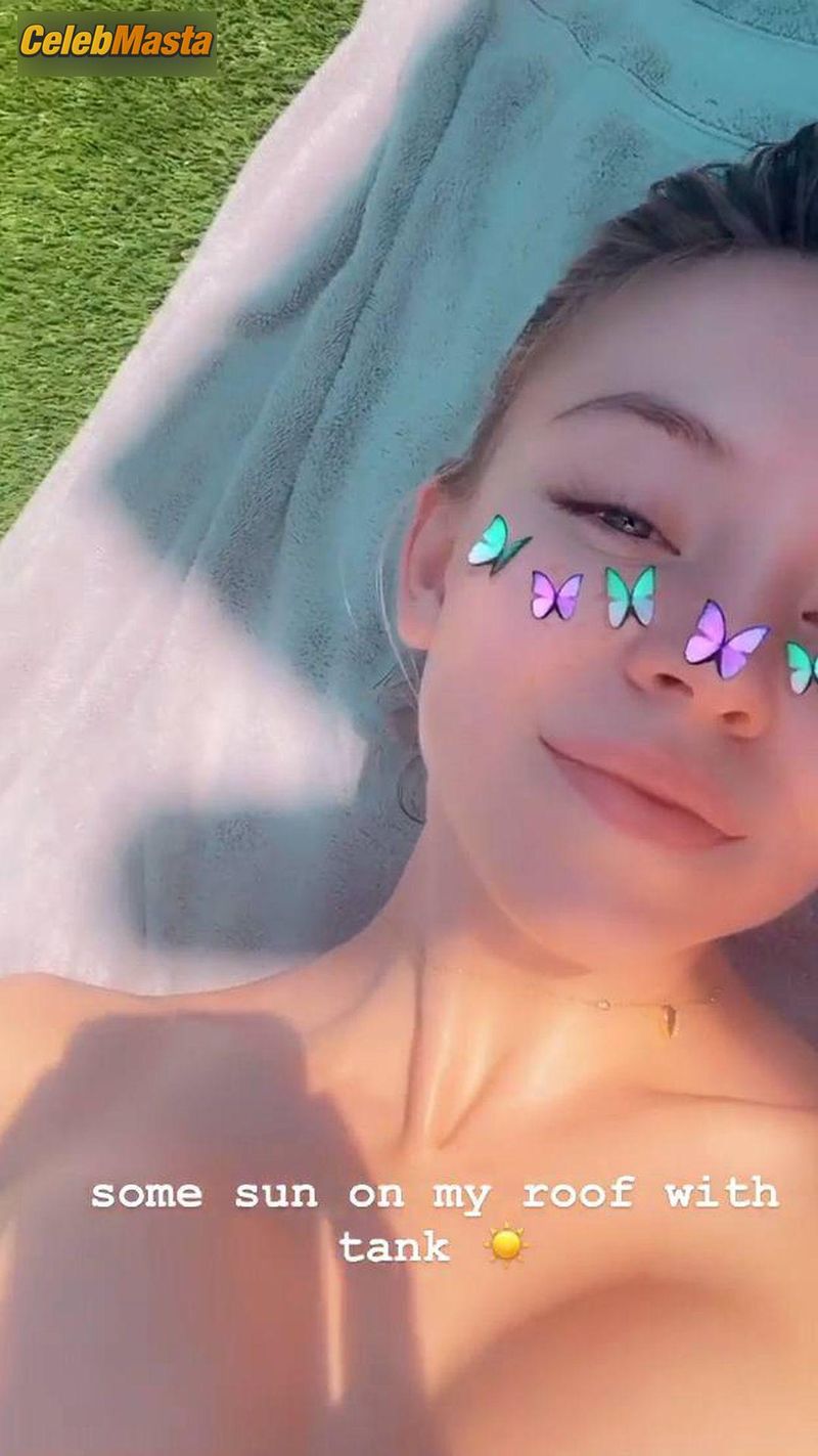 Sydney Sweeney looks hot, showing off her tits while sunbathing topless Photo Gallery photo 2