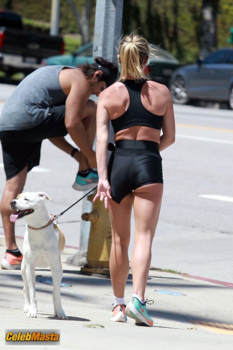 Sydney Sweeney was photographed while jogging in Los Angeles Photo Gallery photo 1
