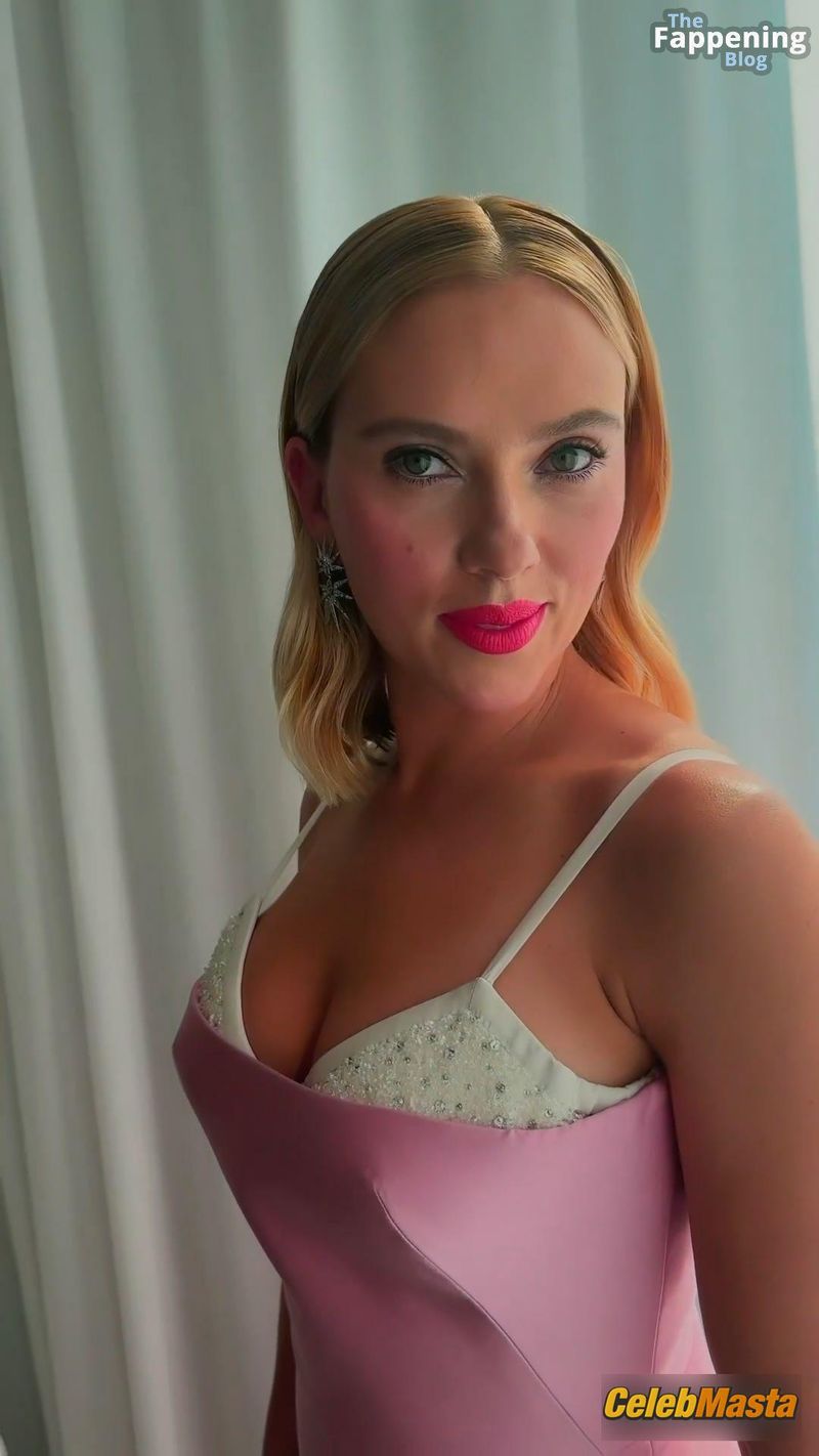 Scarlett Johansson Looking Sexy At A movie Premier Photo Gallery photo 2