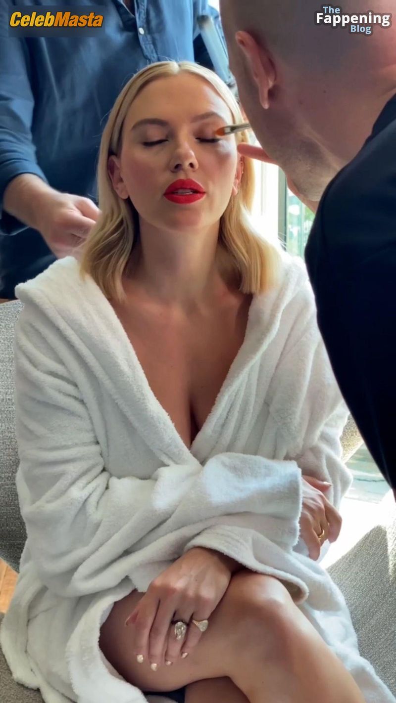 Scarlett Johansson Looking Sexy At A movie Premier Photo Gallery photo 4