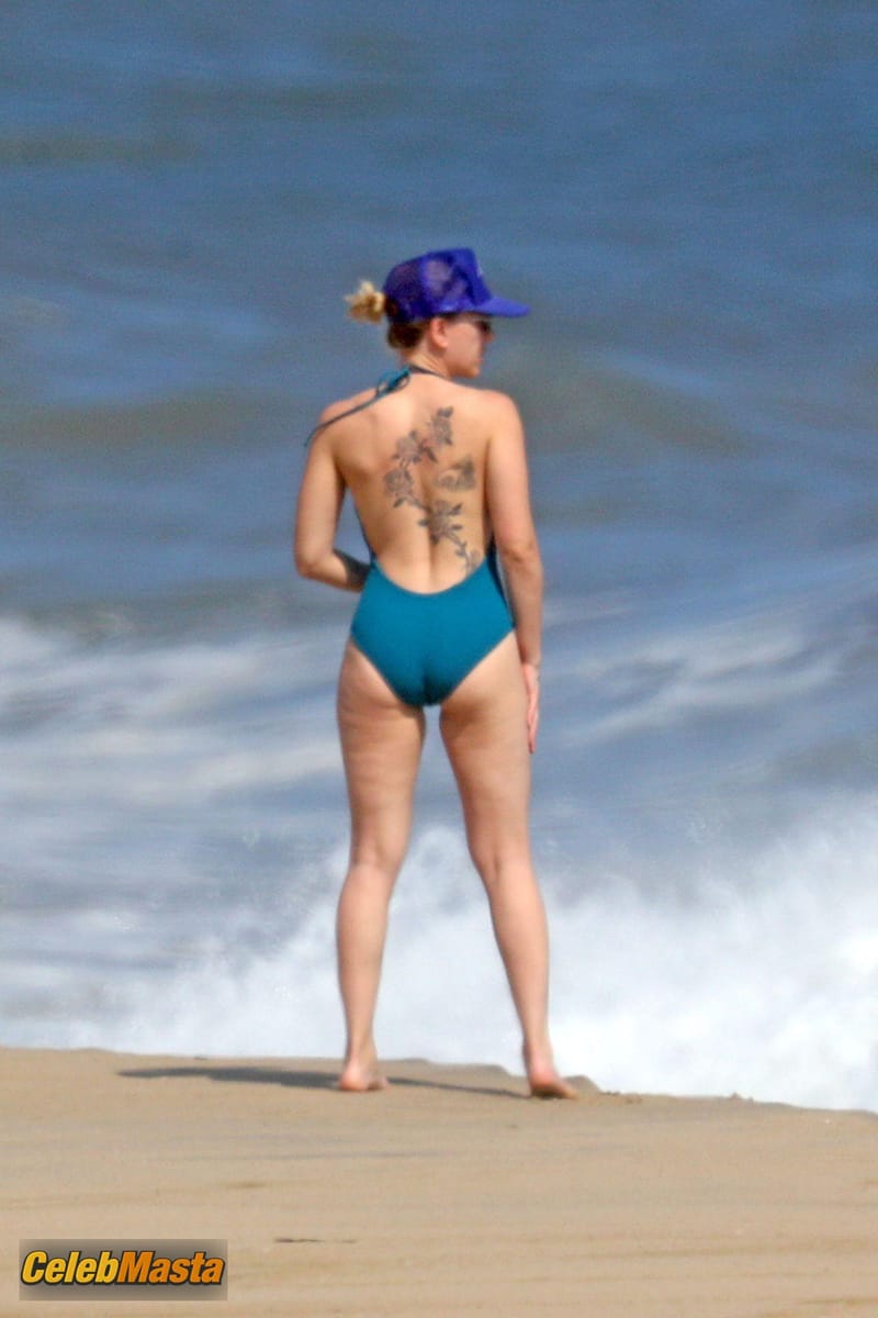 Scarlett Johansson Sexy on a romantic beach stroll with Colin Jost in the Hamptons, New York Photo Gallery photo 1