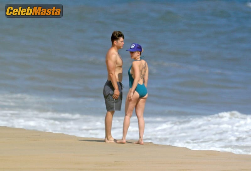 Scarlett Johansson Sexy on a romantic beach stroll with Colin Jost in the Hamptons, New York Photo Gallery photo 2