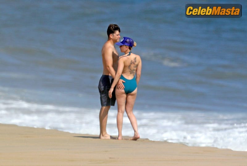 Scarlett Johansson Sexy on a romantic beach stroll with Colin Jost in the Hamptons, New York Photo Gallery photo 4