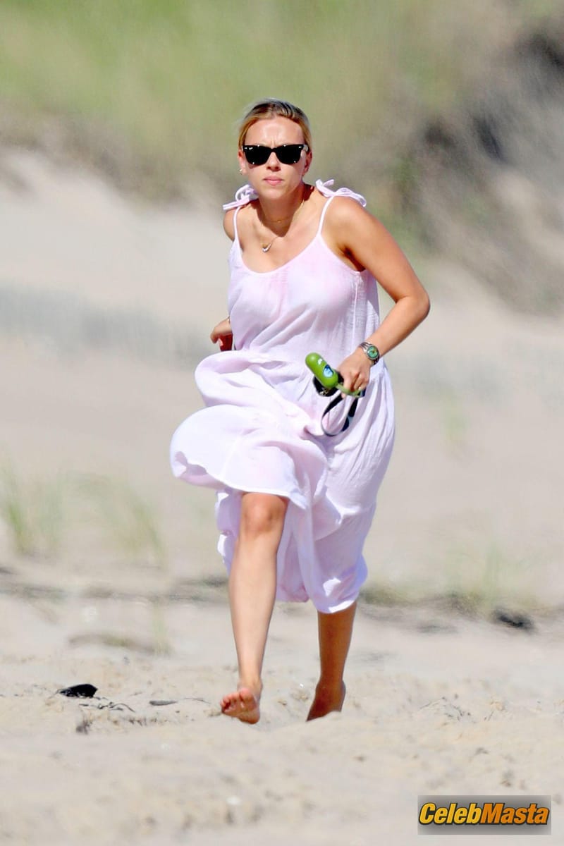 Scarlett Johansson Sexy spotted on the beach in The Hamptons Photo Gallery photo 2