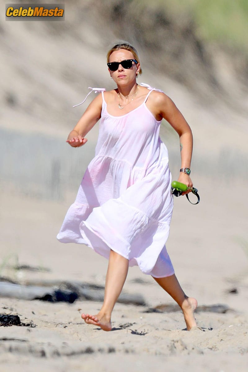 Scarlett Johansson Sexy spotted on the beach in The Hamptons Photo Gallery photo 4