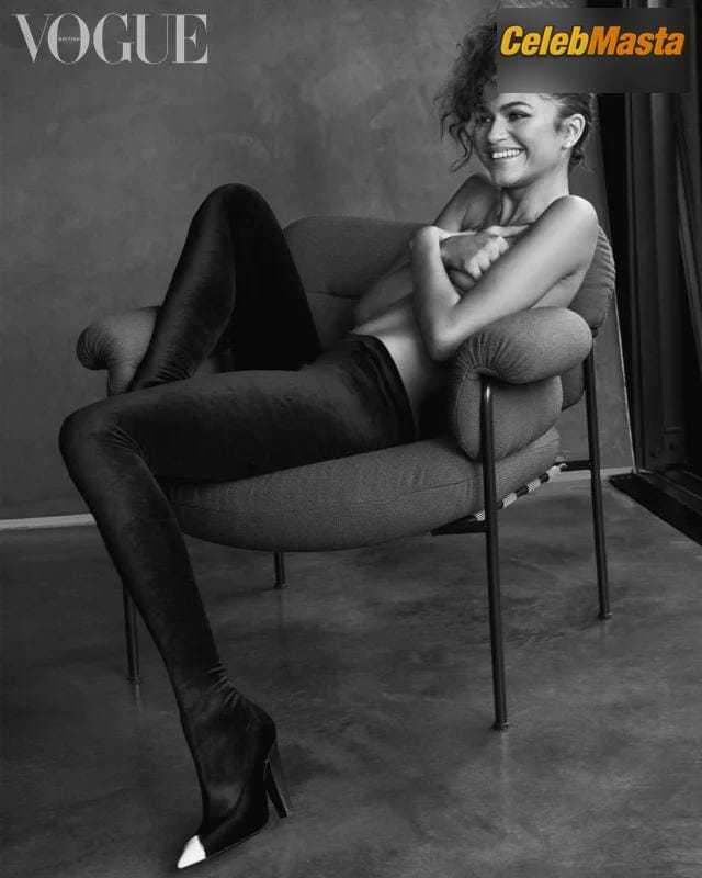 Zendaya Hand Brah Photo Gallery photo 1