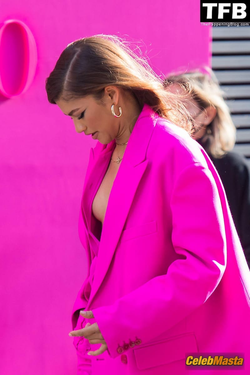 Zendaya Sexy Seen Braless Flaunting Her Hot Tits At The Valentino Womenswear Show in Paris Photo Gallery photo 2