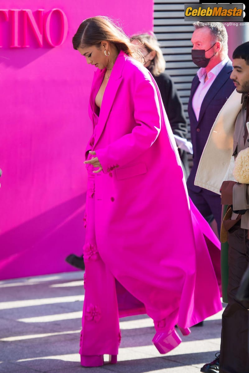 Zendaya Sexy Seen Braless Flaunting Her Hot Tits At The Valentino Womenswear Show in Paris Photo Gallery photo 3