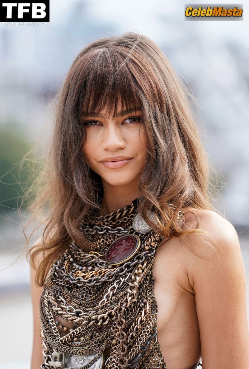 Zendaya Sexy Poses Flashing Her Sideboob In A Backless Top During The London Film Festival Photo Gallery photo 3
