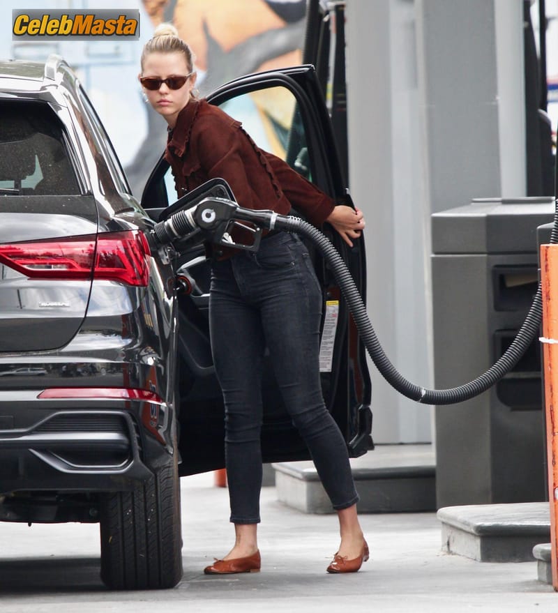 Mia Goth looks fashionable as she steps out to run errands in Los Angeles Photo Gallery photo 3