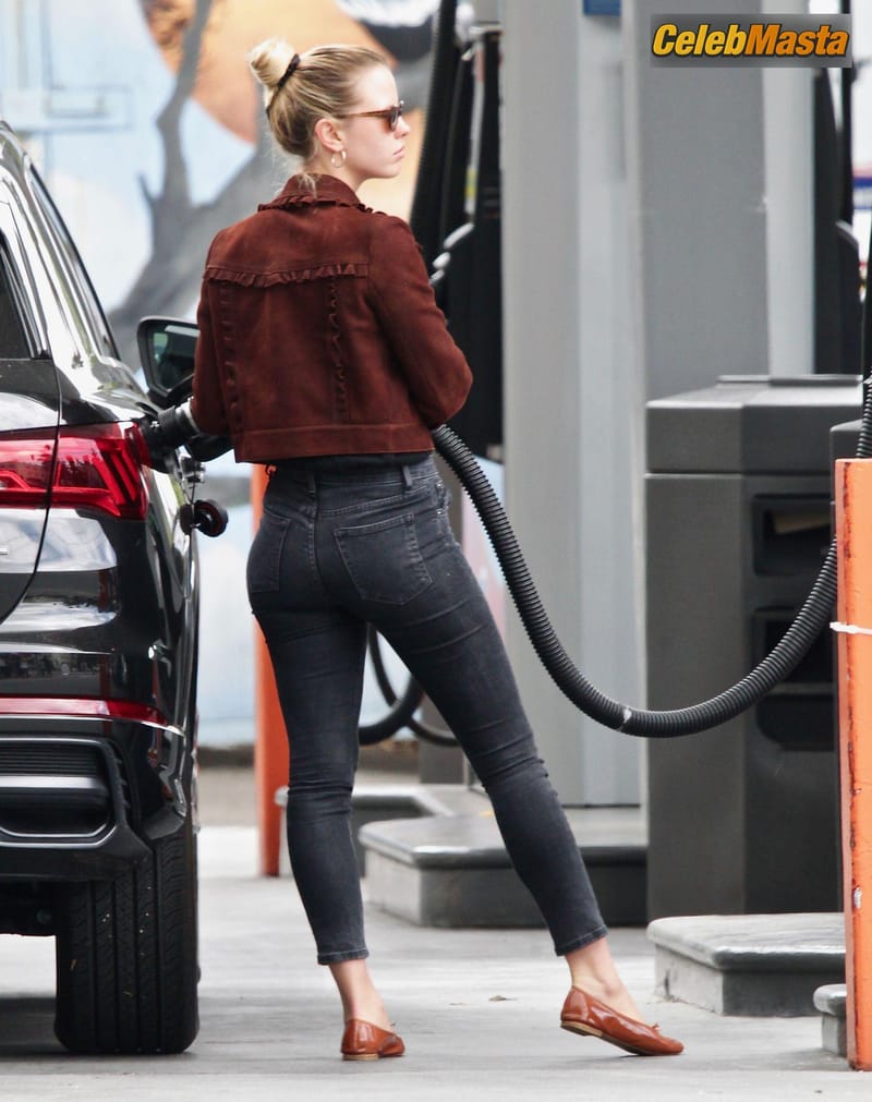 Mia Goth looks fashionable as she steps out to run errands in Los Angeles Photo Gallery photo 4