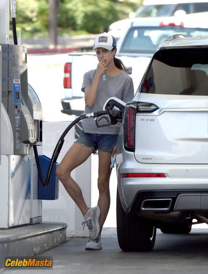 Margaret Qualley fills up her tank with some gas amid the COVID-19 pandemic in Los Angeles, California Photo Gallery photo 3
