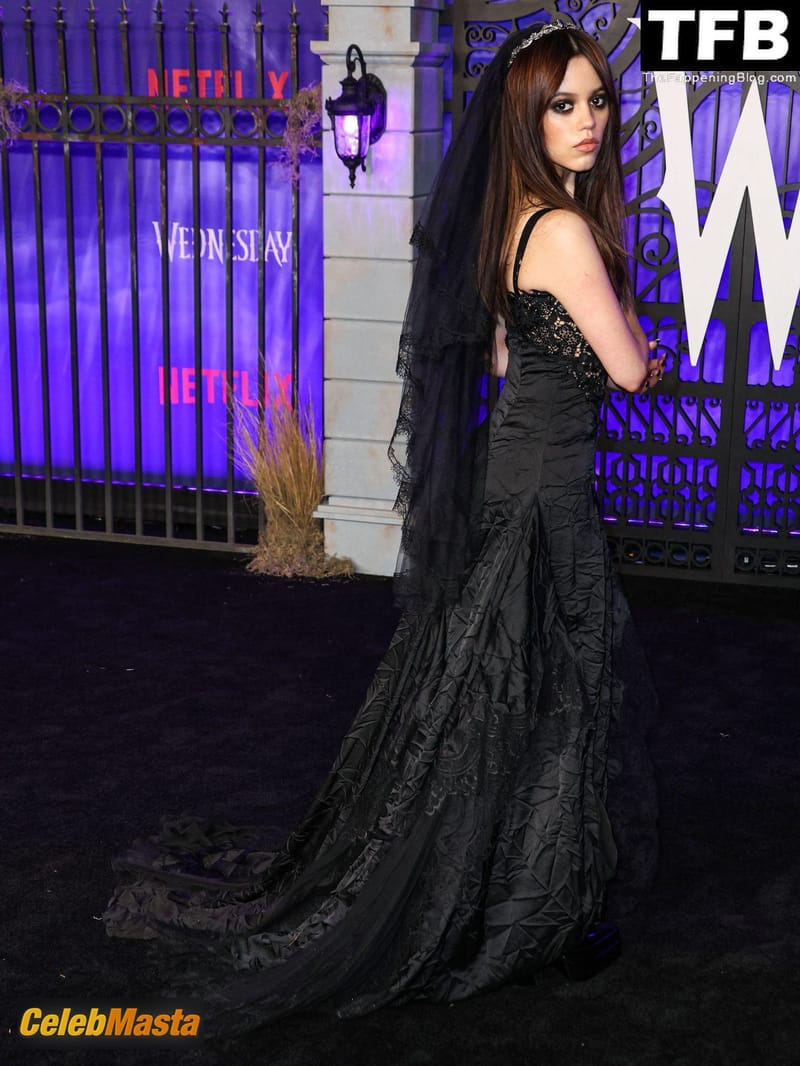 Jenna Ortega Sexy Showing Off Her Stunning Dress at the World Premiere of Netflix in Hollywood Photo Gallery photo 4
