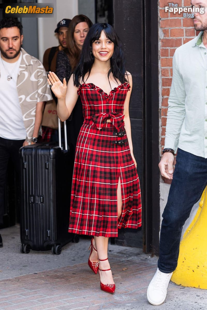 Jenna Ortega Sexy Stuns In New York City Streets Photo Gallery photo 4