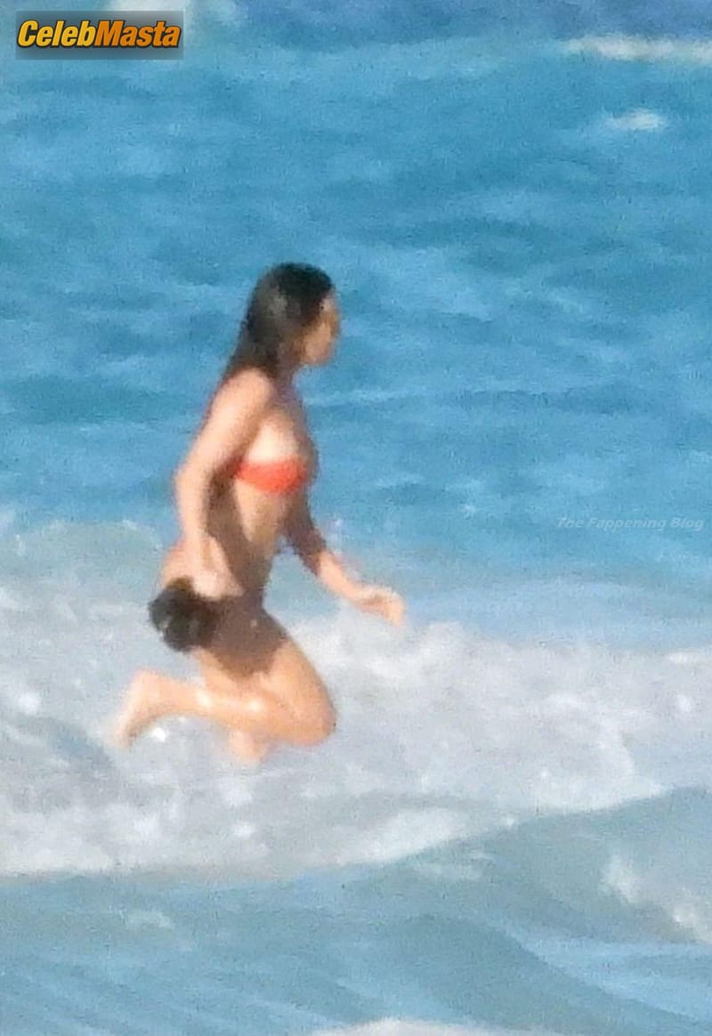 Kim Kardashian And Kourtney Showing Off Their Hot Curves in Turks And Caicos Islands Photo Gallery photo 1