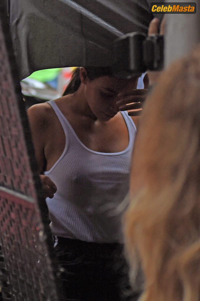 Kim Kardashian Braless Reality Star Is Spotted Arriving at A Doctor’s office in New York City Photo Gallery photo 2
