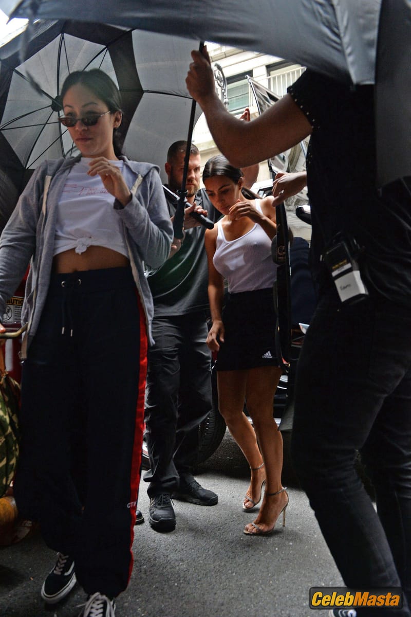 Kim Kardashian Braless Reality Star Is Spotted Arriving at A Doctor’s office in New York City Photo Gallery photo 4