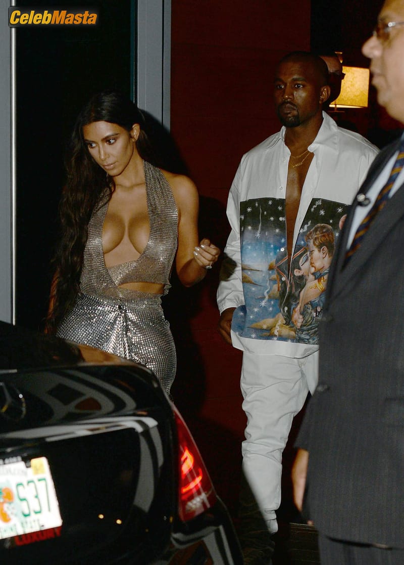 Kim Kardashian Cleavage paparazzi Pics photo 3