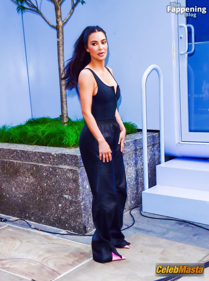 Kim Kardashian Flaunts Her Sexy Look At Tiffany’s In Nyc Photo Gallery photo 4