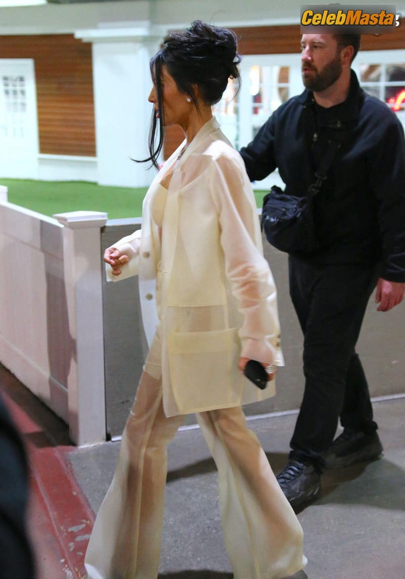 Kim Kardashian Flaunts Her Sexy Boobs In New York City Photo Gallery photo 1