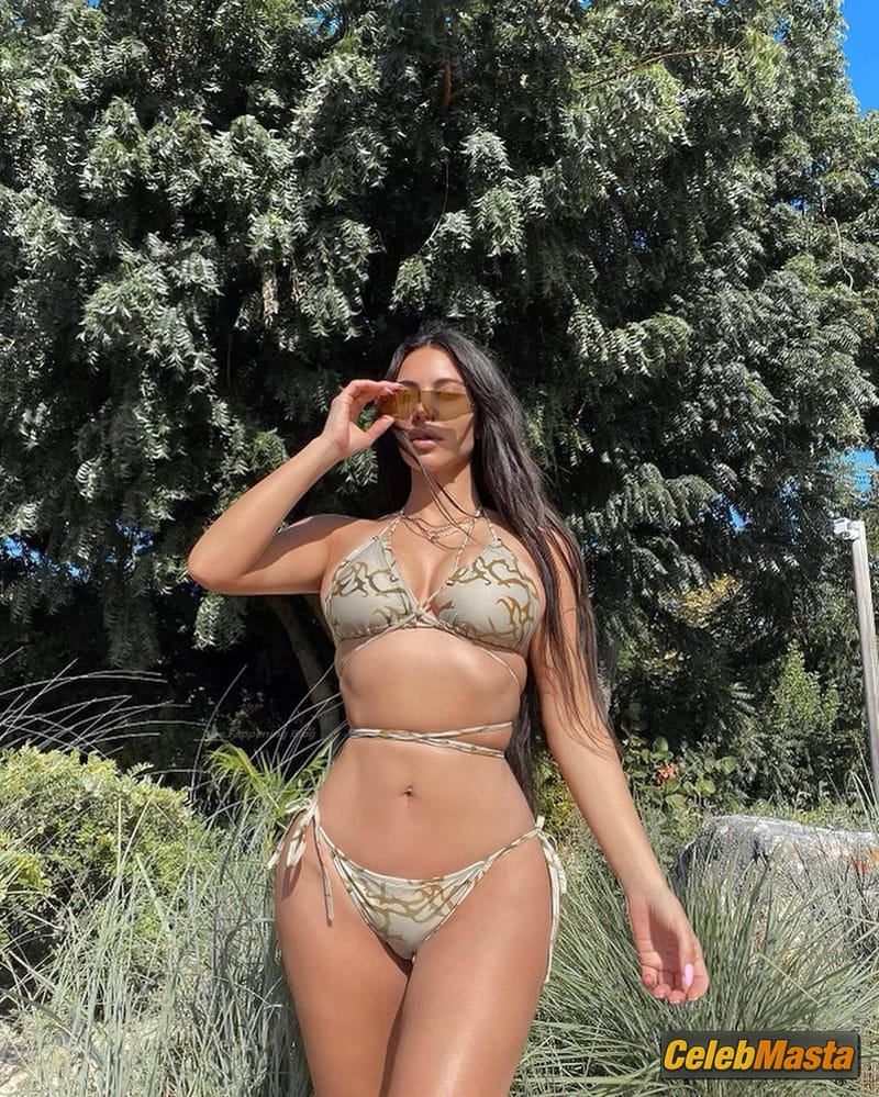 Kim Kardashian Sexy Enjoys the Sun Posing in A Bikini While On Vacation With Family Photo Gallery photo 1