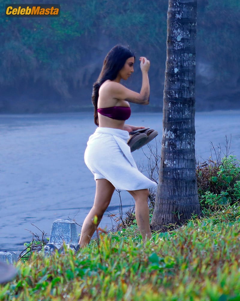 Kim Kardashian Sexy On the Beach in Bali Photo Gallery photo 3