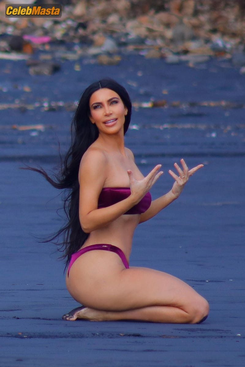 Kim Kardashian Sexy On the Beach in Bali Photo Gallery photo 4