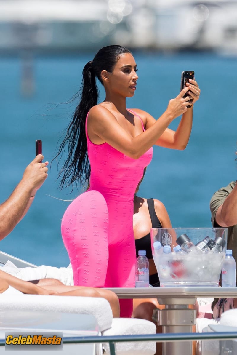 Kim Kardashian Sexy Enjoying Some Yacht Time in Miami Beach Photo Gallery photo 2