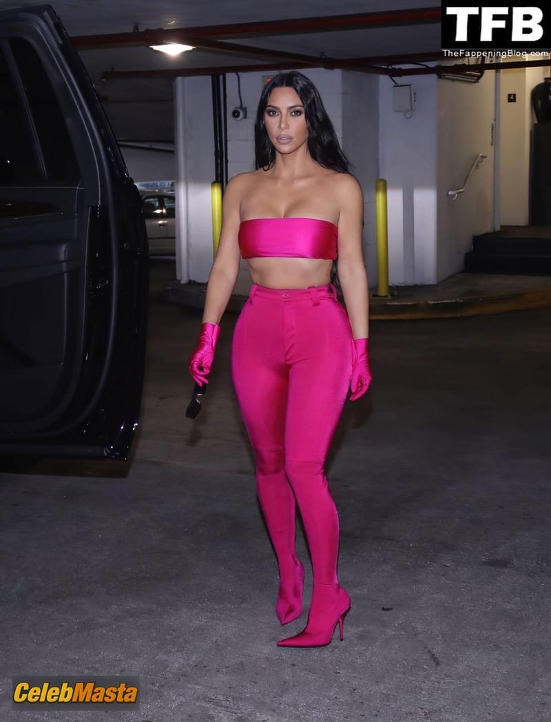 Kim Kardashian Sexy Seen Flaunting Her Hot Curves In A Crop Top And Tight Pants in Miami Photo Gallery photo 3