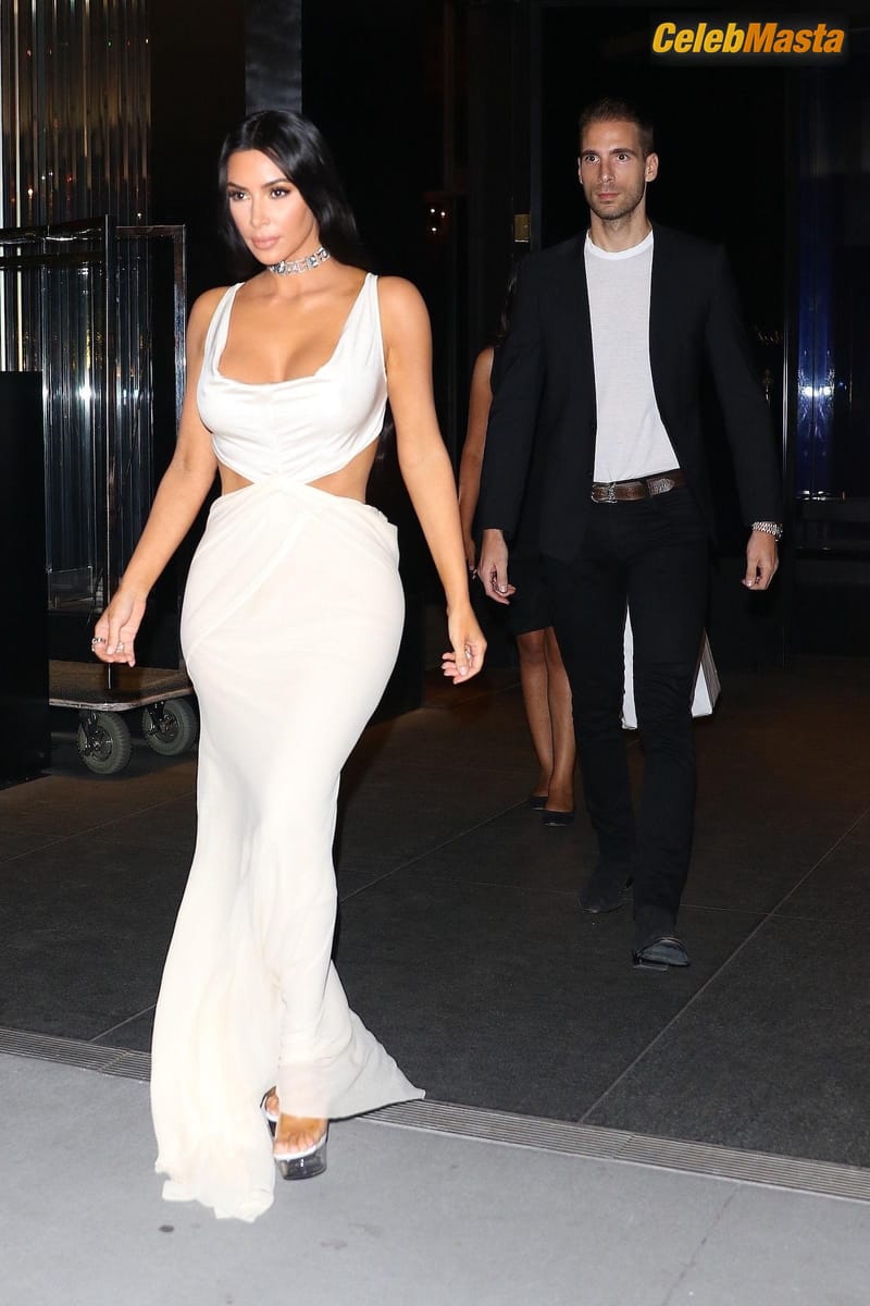 Kim Kardashian Sexy Reality TV Star Looks White Hot On Her Way To An the AMAs Photo Gallery photo 1