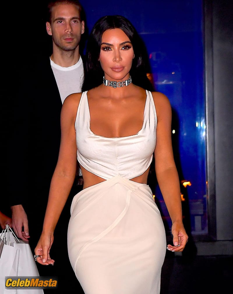 Kim Kardashian Sexy Reality TV Star Looks White Hot On Her Way To An the AMAs Photo Gallery photo 2