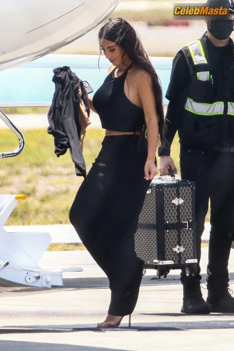 Kim Kardashian Sexy Seen At Adult Toy Store In Miami Photo Gallery photo 4