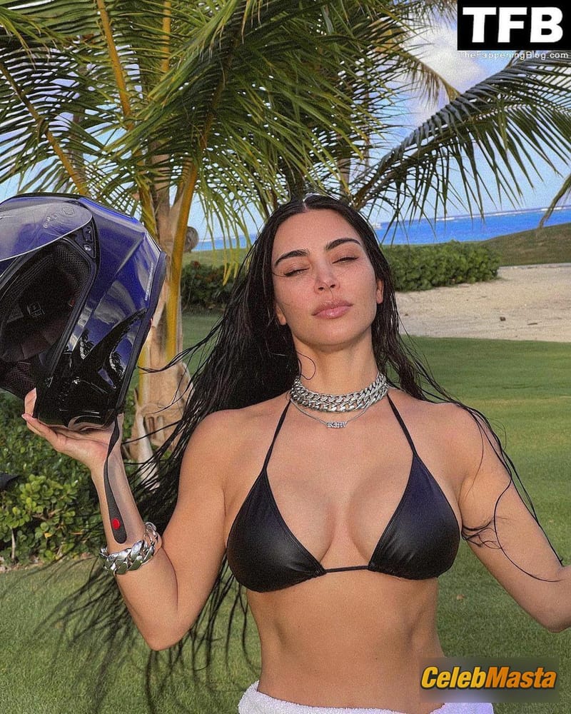 Kim Kardashian Sexy Seen Showing Off Her Big Boobs And Butt In A Social Media Photoshoot photo 2