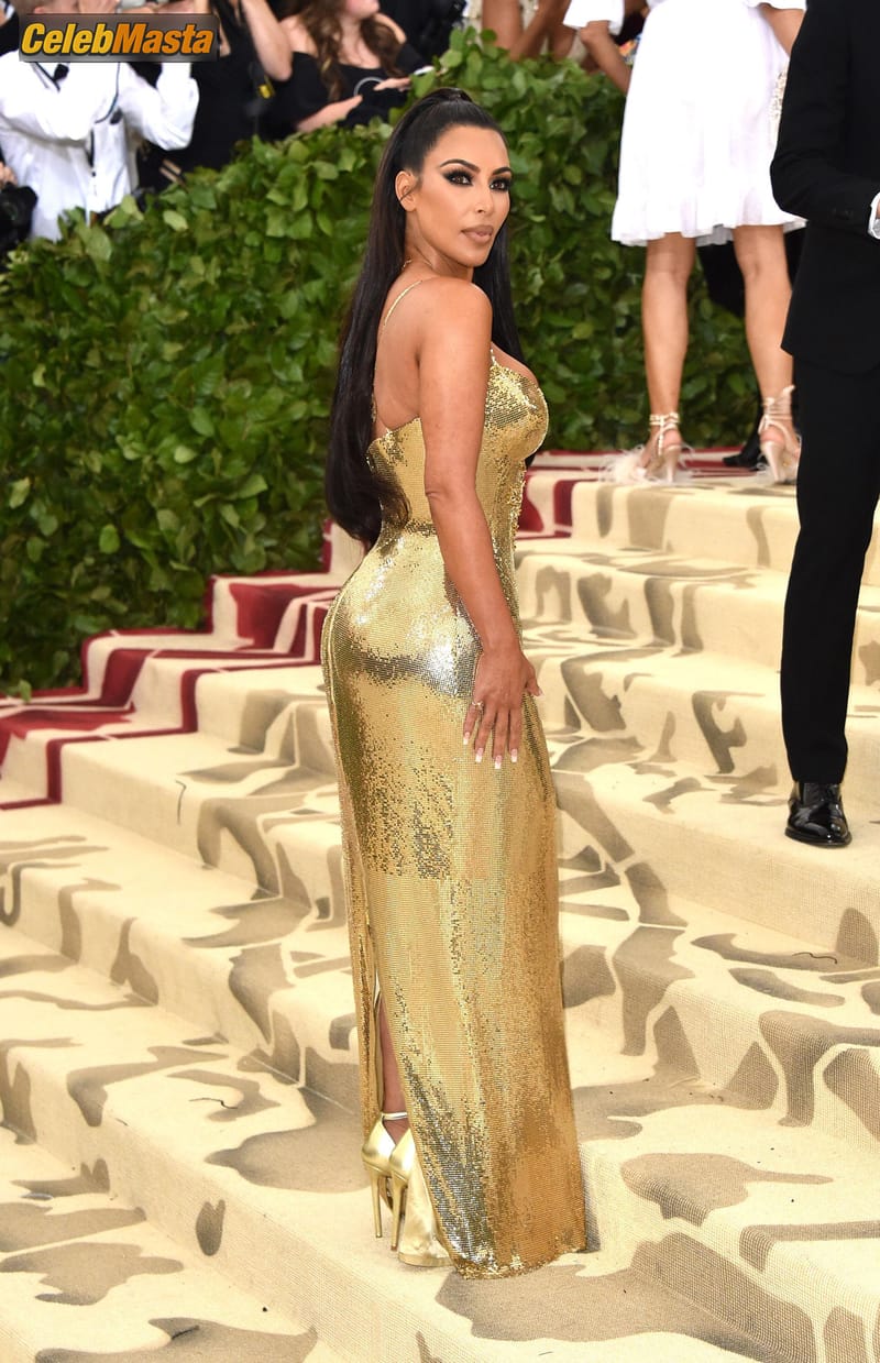 Kim Kardashian Sexy Photos in her Golden Dress photo 4