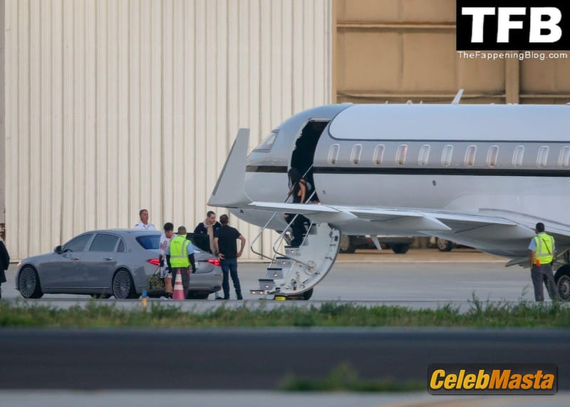 Kim Kardashian Sexy Seen Flaunting Her Hot Cleavage As She Arrives In The Bahamas Photo Gallery photo 4