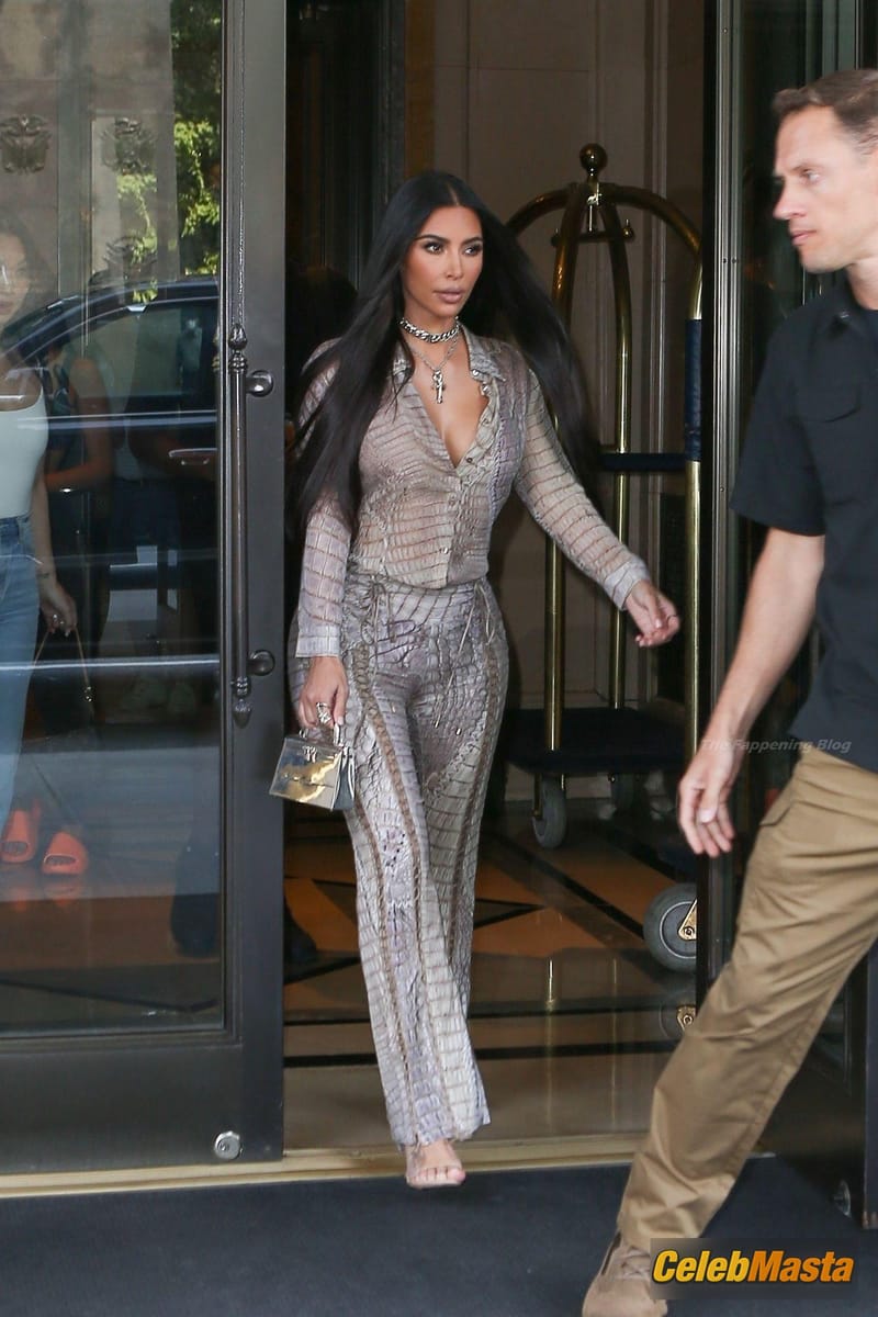 Kim Kardashian Sexy Seen Braless In Head To Toe Snakeskin As She Is Spotted On Surprise Trip To NYC Photo Gallery photo 2