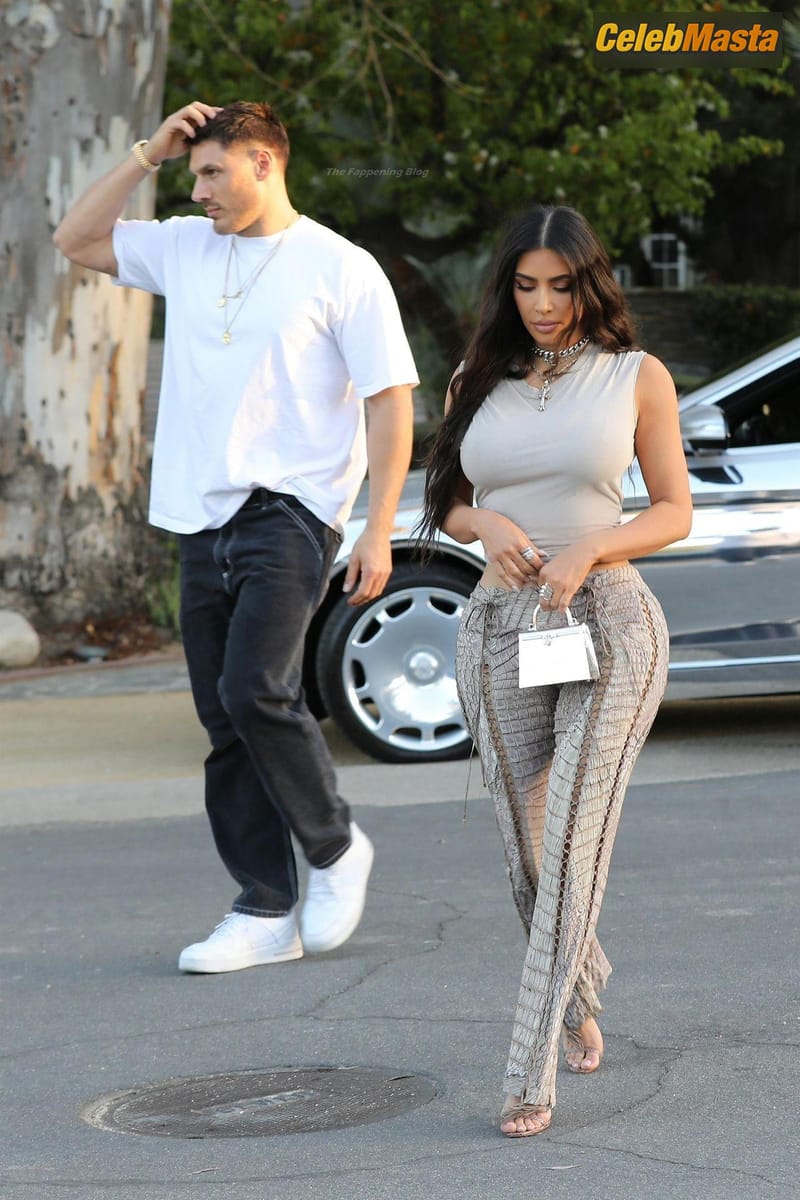 Kim Kardashian Sexy Arrives For A Business Meeting in LA Photo Gallery photo 3