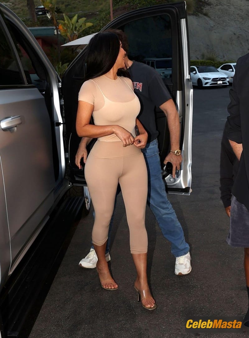 Kim Kardashian Sexy Flaunts Her Sultry Curves In A Hot Skims At Mels Diner In West Hollywood Photo Gallery photo 2