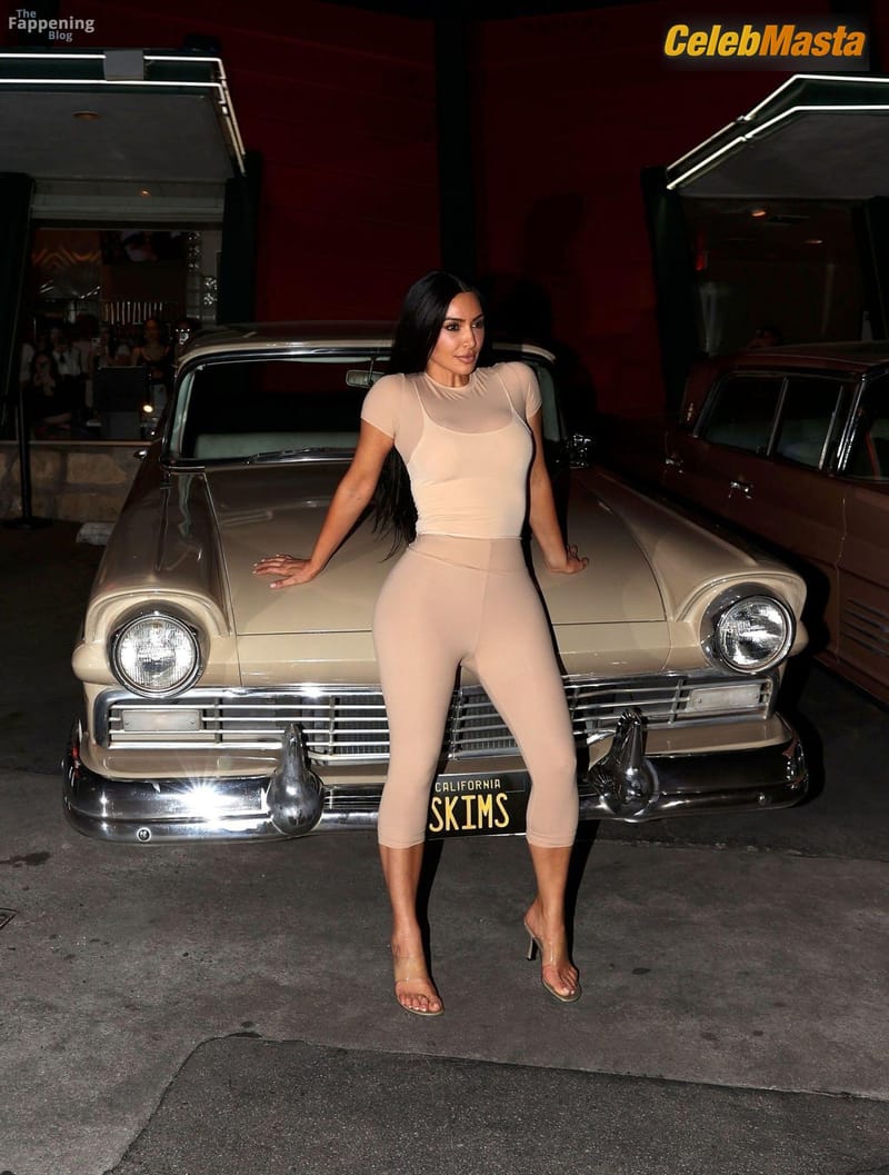 Kim Kardashian Sexy Flaunts Her Sultry Curves In A Hot Skims At Mels Diner In West Hollywood Photo Gallery photo 3