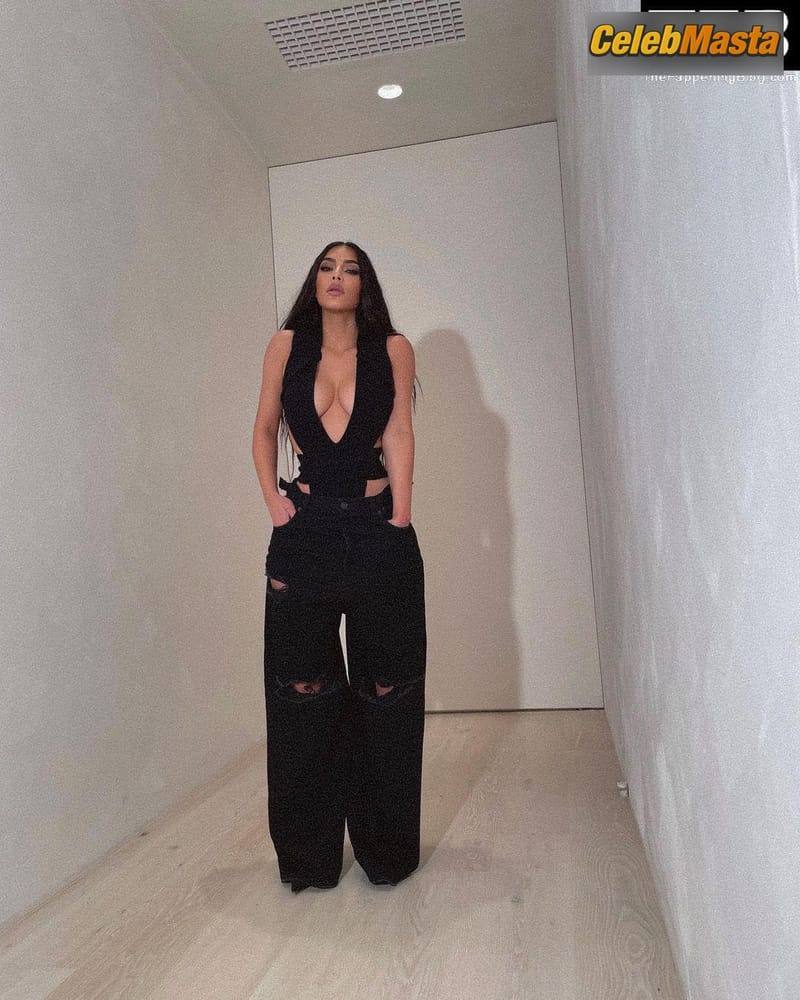 Kim Kardashian Sexy Poses Showing Off Her Big Boobs In A Social Media Photoshoot photo 4
