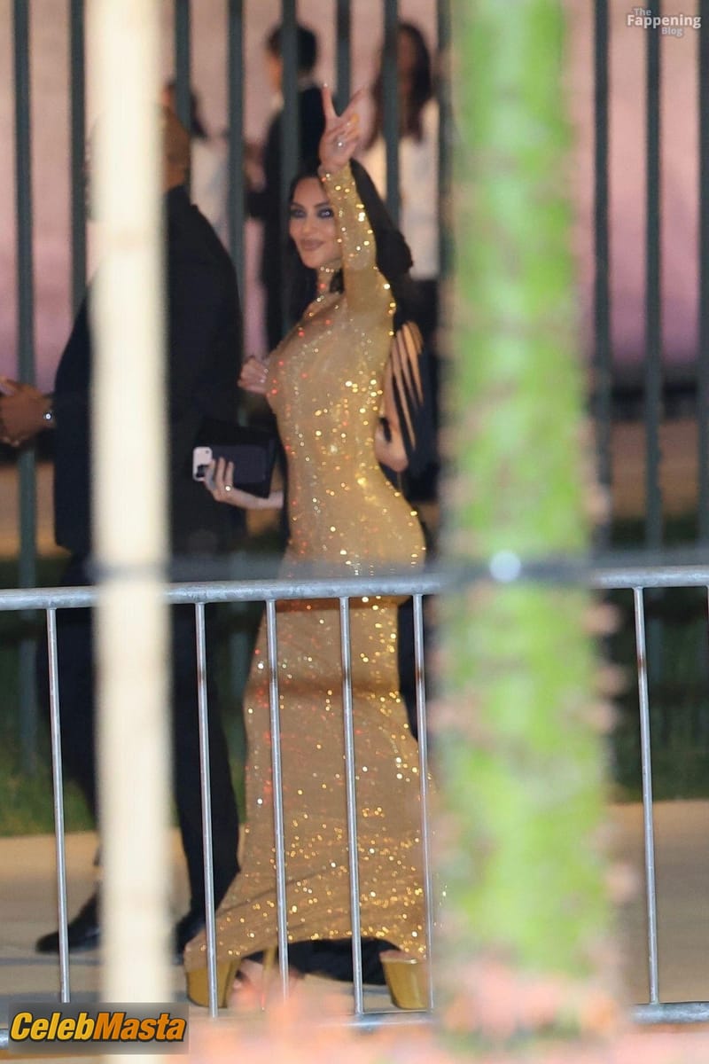 Kim Kardashian Sexy Shines In Glamorous Gold Dress At The Vanity Fair Party In LA Photo Gallery photo 2