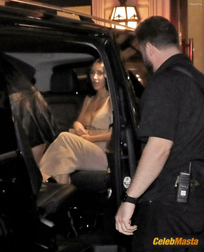 Kim Kardashian Sexy Seen Showing Off Her Curvaceous Body Near Piazza Navona In Rome Photo Gallery photo 2