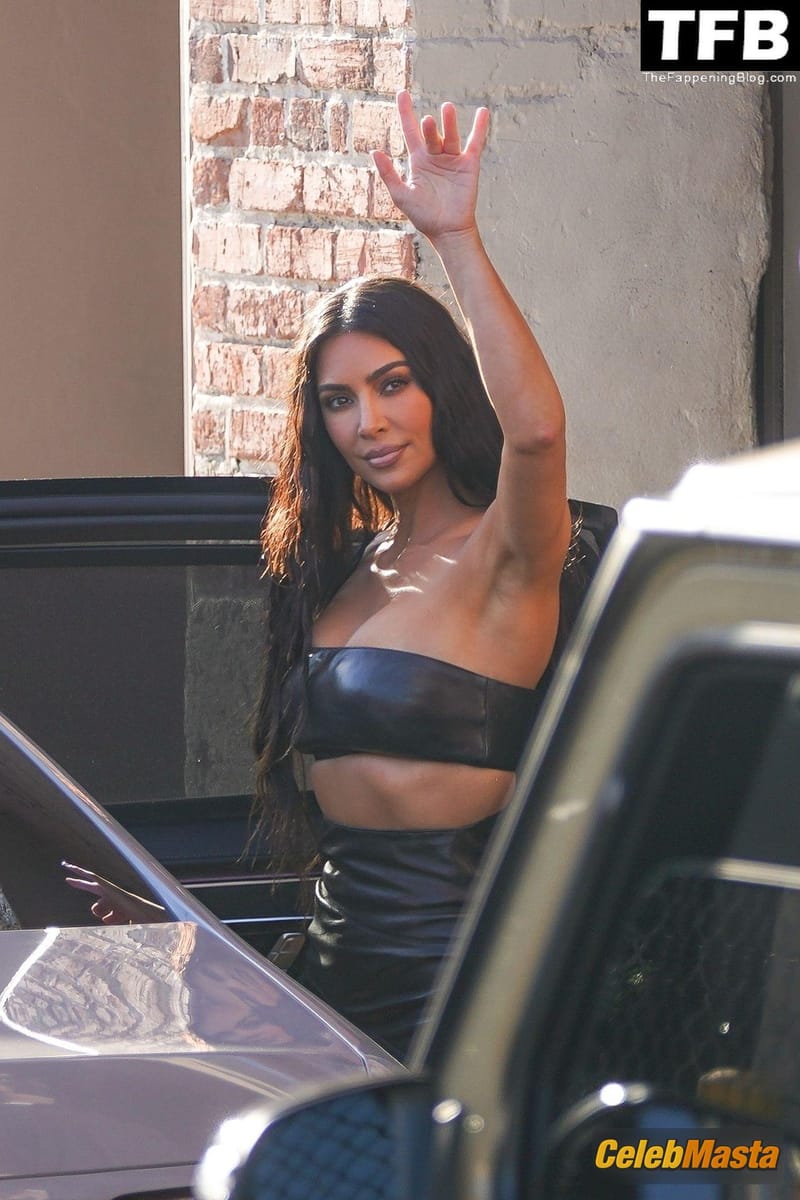 Kim Kardashian Sexy Seen Showing Off Her Hot Tits In A Crop Top Outside The Jimmy Kimmel Live In Hollywood Photo Gallery photo 3