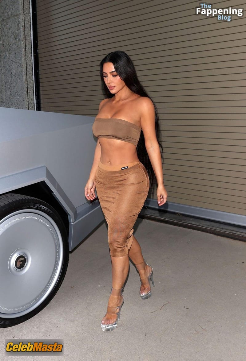 Kim Kardashian Sexy Spotted Flaunting Her Stunning Figure And Curves In Calabasas Photo Gallery photo 1