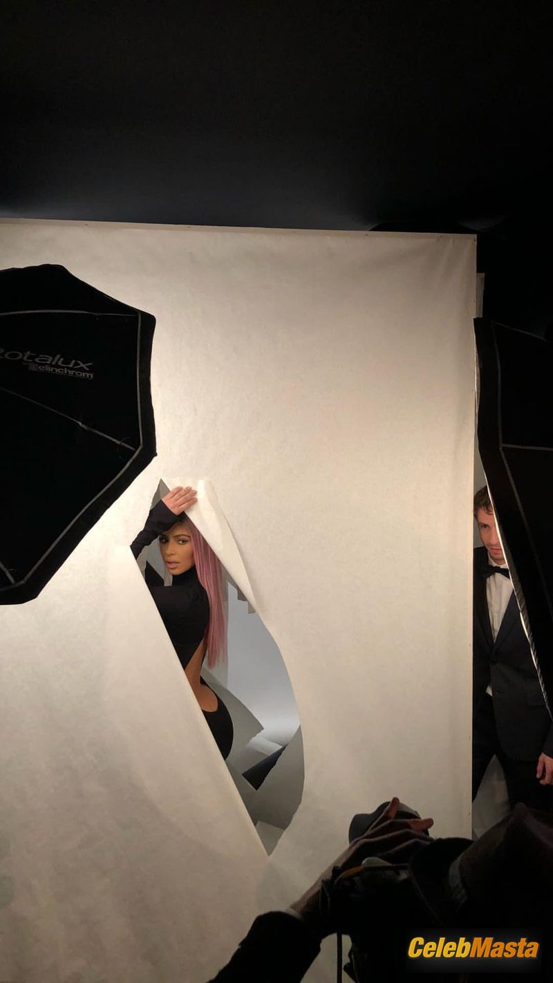 Kim Kardashian Sexy and Topless March 18 Pictures Photo Gallery photo 3